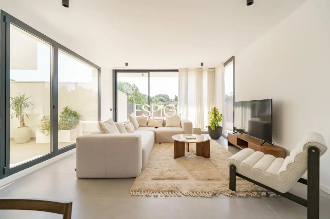 Casa de obra nueva en venta semipareada con jardín, piscina y vistas, en Bellaterra