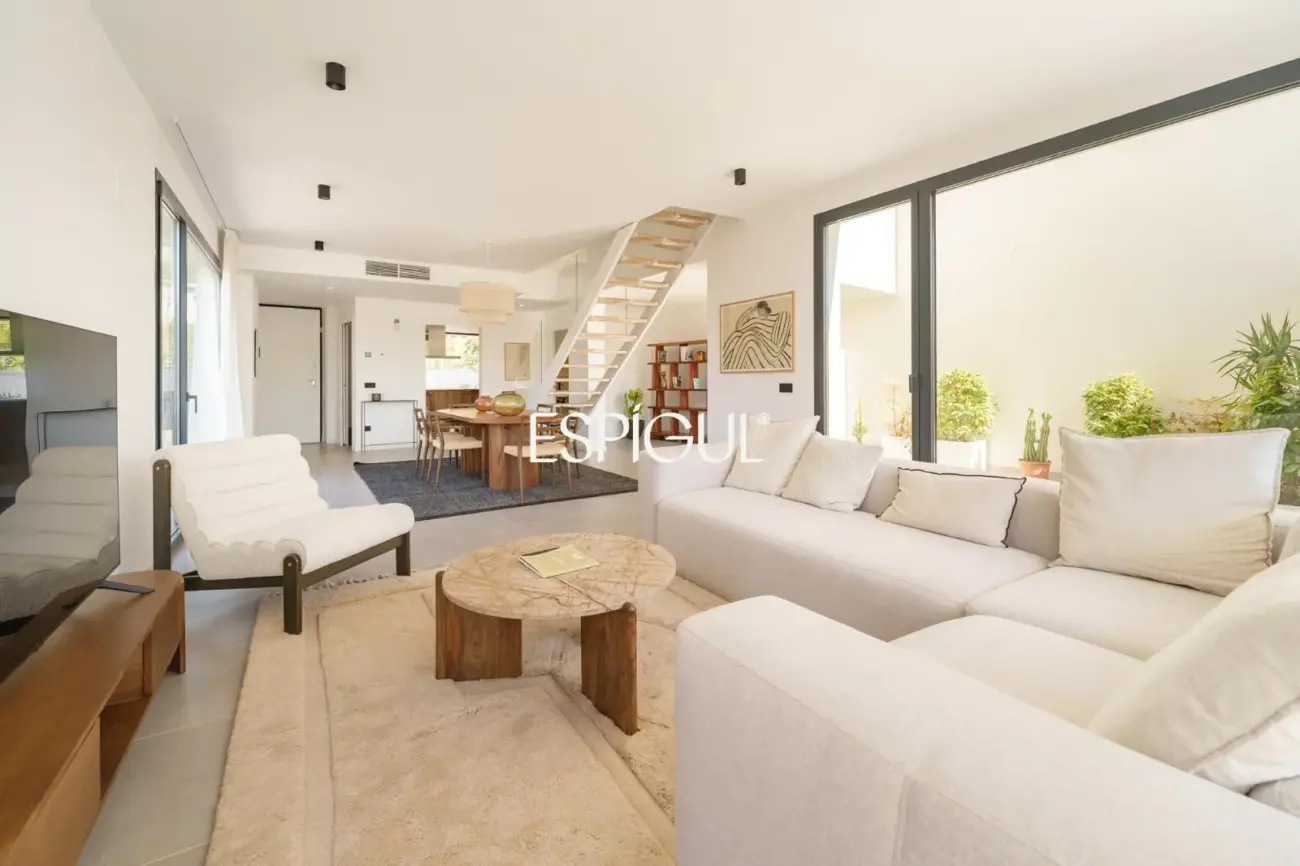 Casa de obra nueva en venta semipareada con jardín, piscina y vistas, en Bellaterra