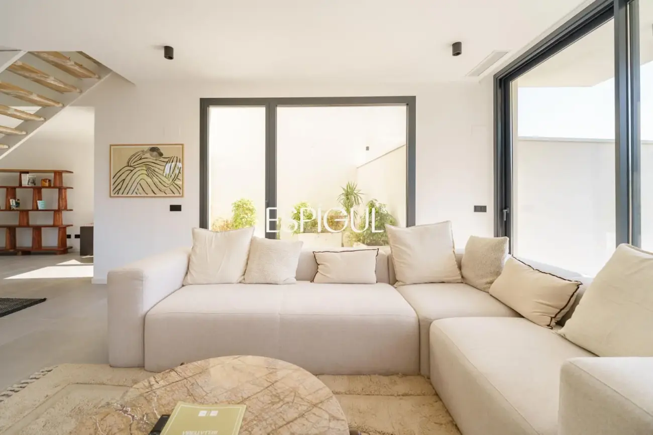 Casa de obra nueva en venta semipareada con jardín, piscina y vistas, en Bellaterra