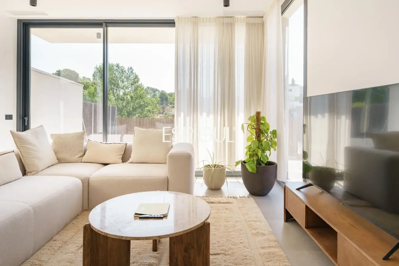 Casa de obra nueva en venta semipareada con jardín, piscina y vistas, en Bellaterra