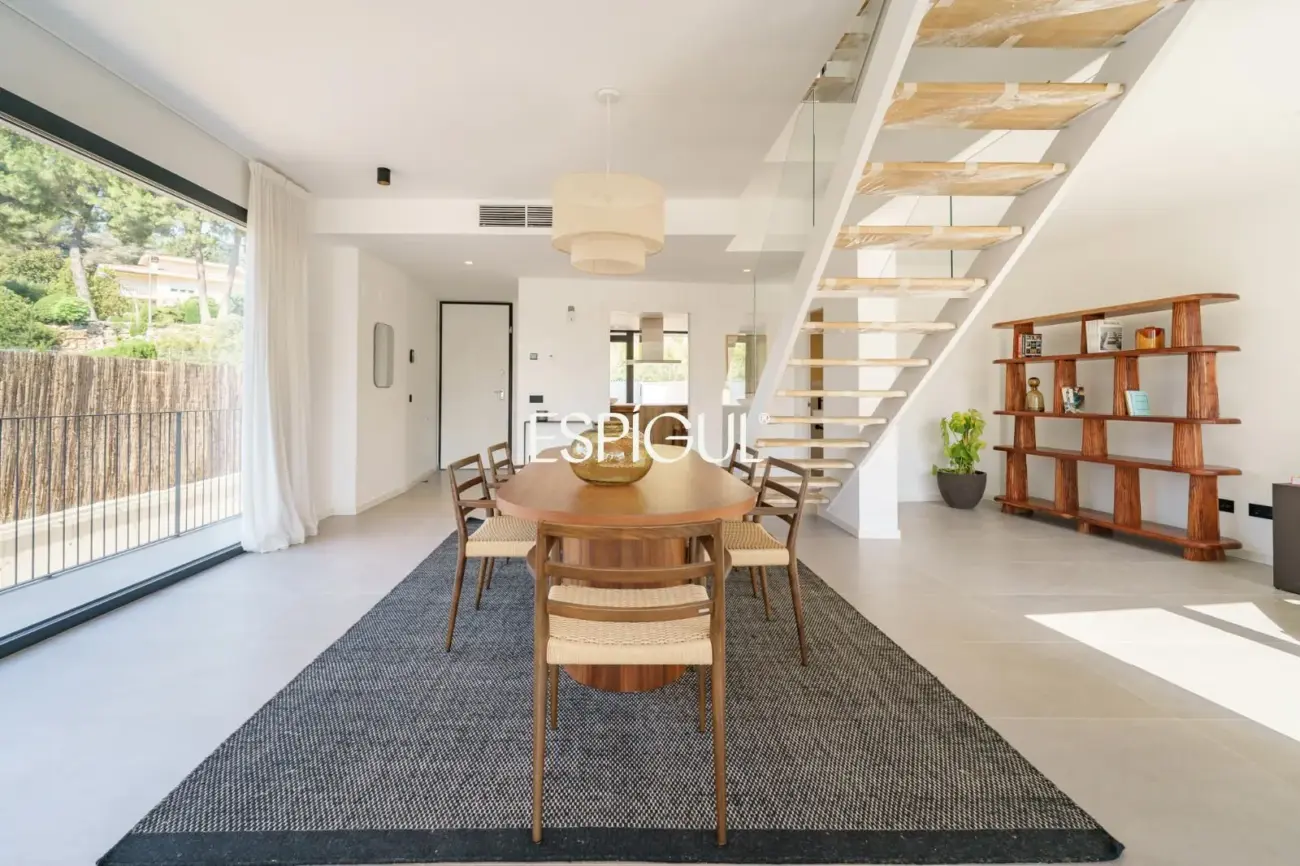 Casa de obra nueva en venta semipareada con jardín, piscina y vistas, en Bellaterra
