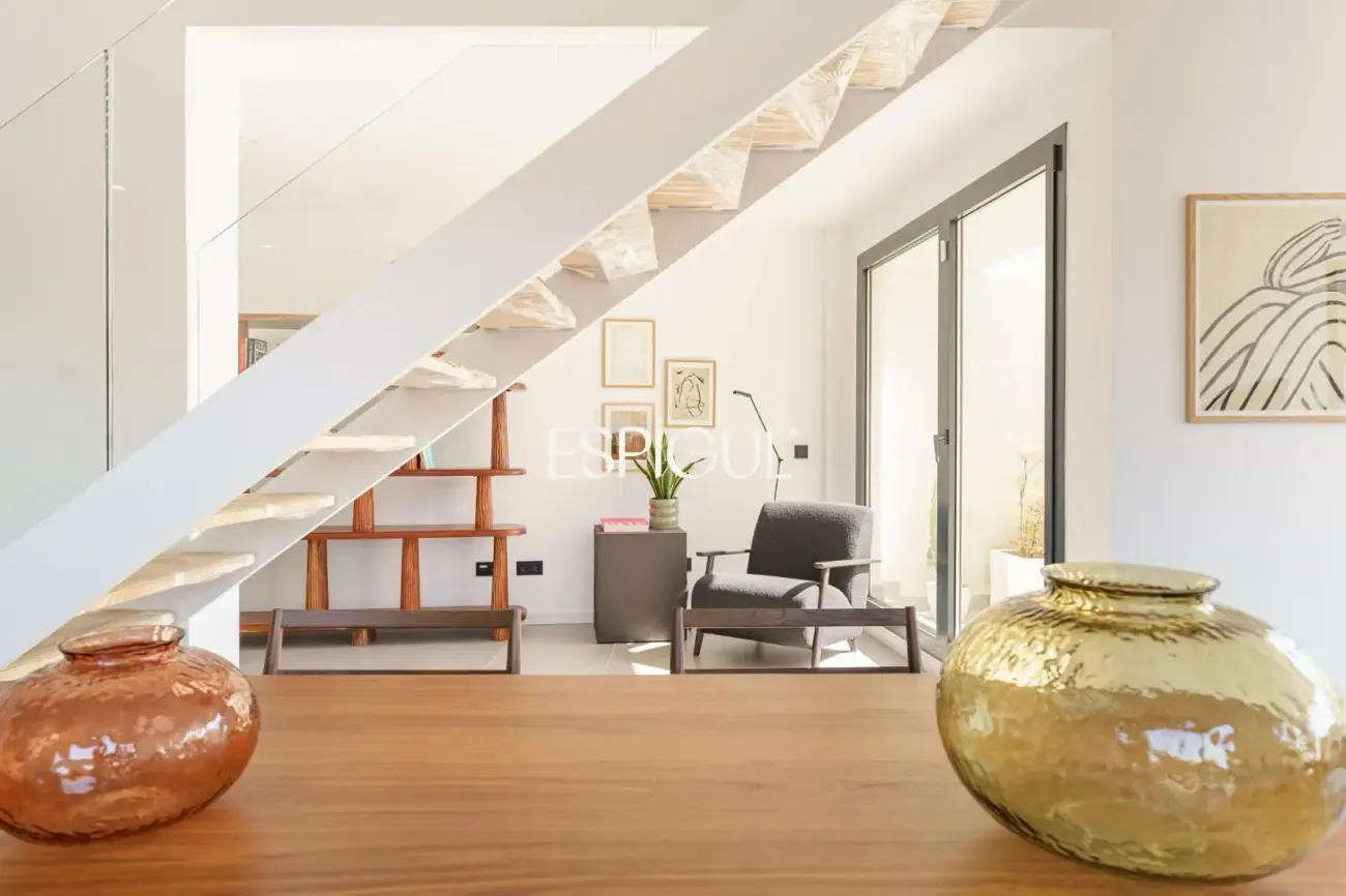 Casa de obra nueva en venta semipareada con jardín, piscina y vistas, en Bellaterra