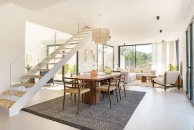 Casa de obra nueva en venta semipareada con jardín, piscina y vistas, en Bellaterra