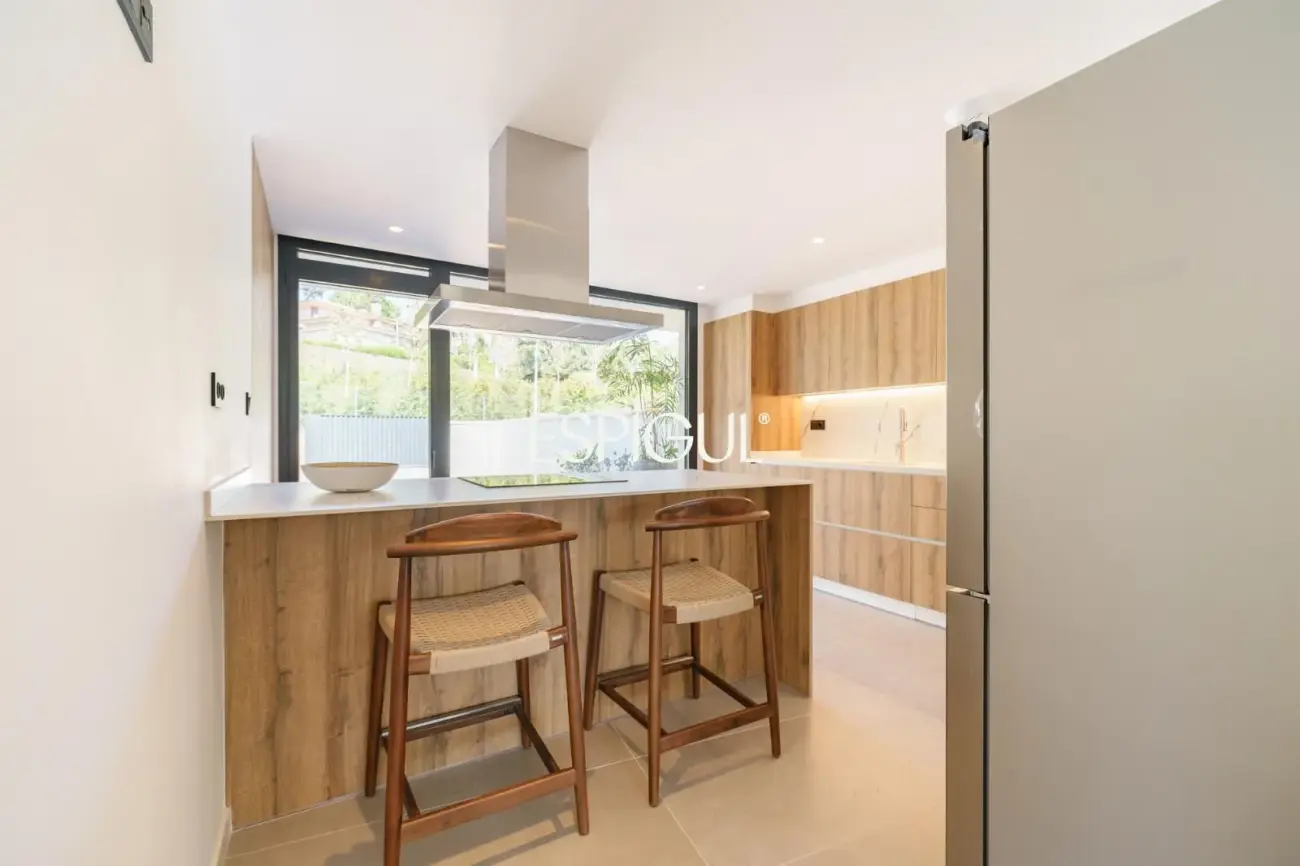 Casa de obra nueva en venta semipareada con jardín, piscina y vistas, en Bellaterra