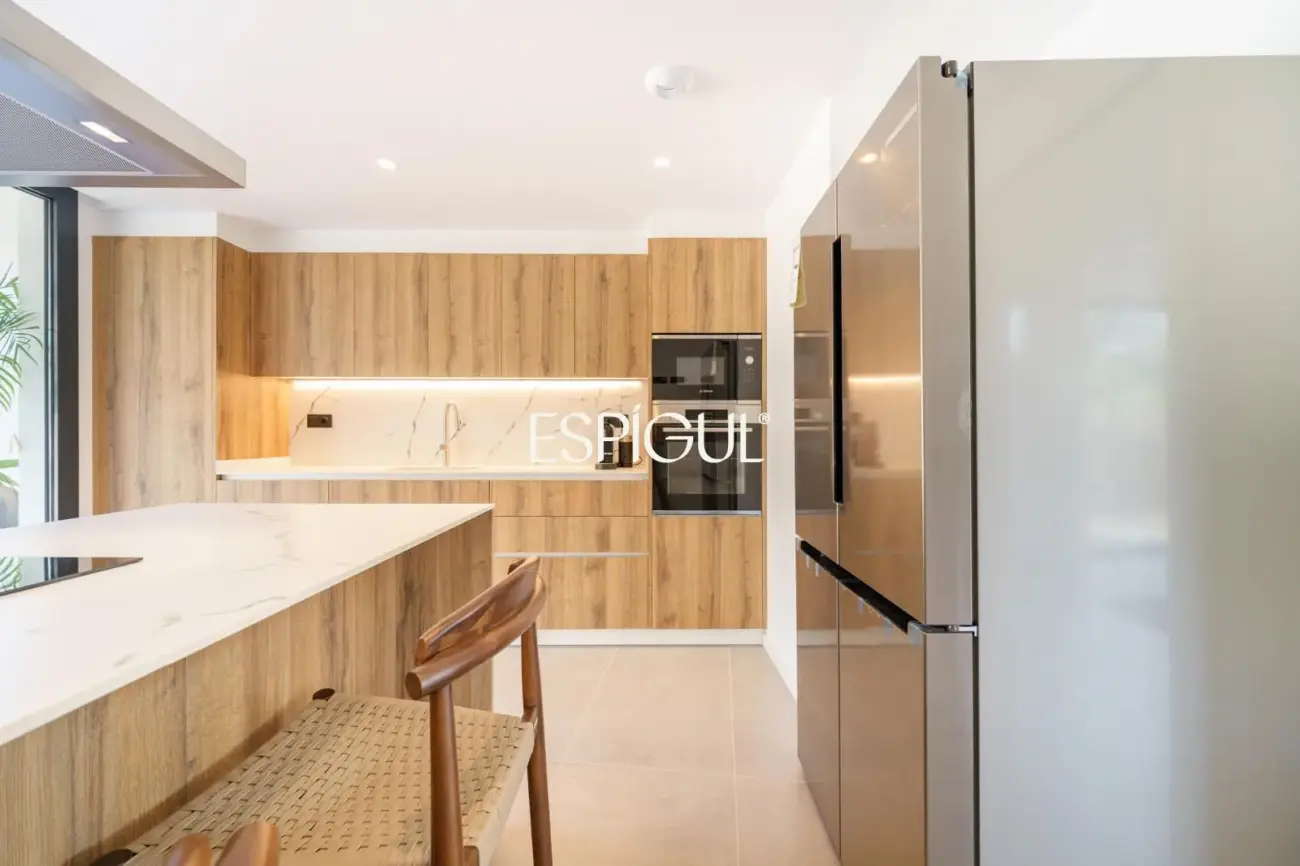 Casa de obra nueva en venta semipareada con jardín, piscina y vistas, en Bellaterra