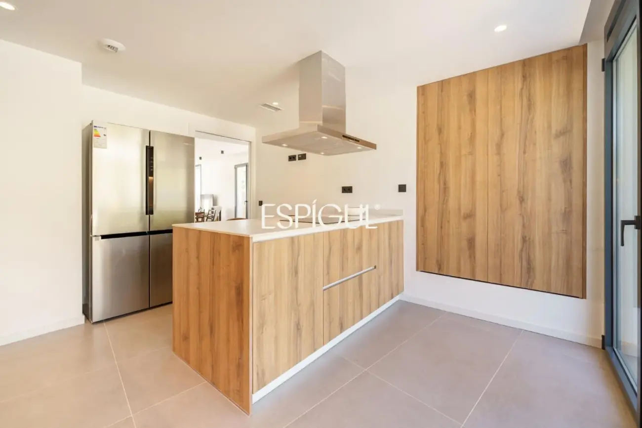 Casa de obra nueva en venta semipareada con jardín, piscina y vistas, en Bellaterra