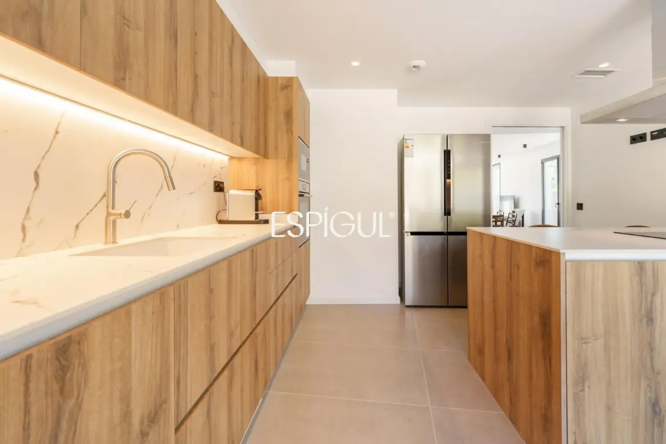 Casa de obra nueva en venta semipareada con jardín, piscina y vistas, en Bellaterra