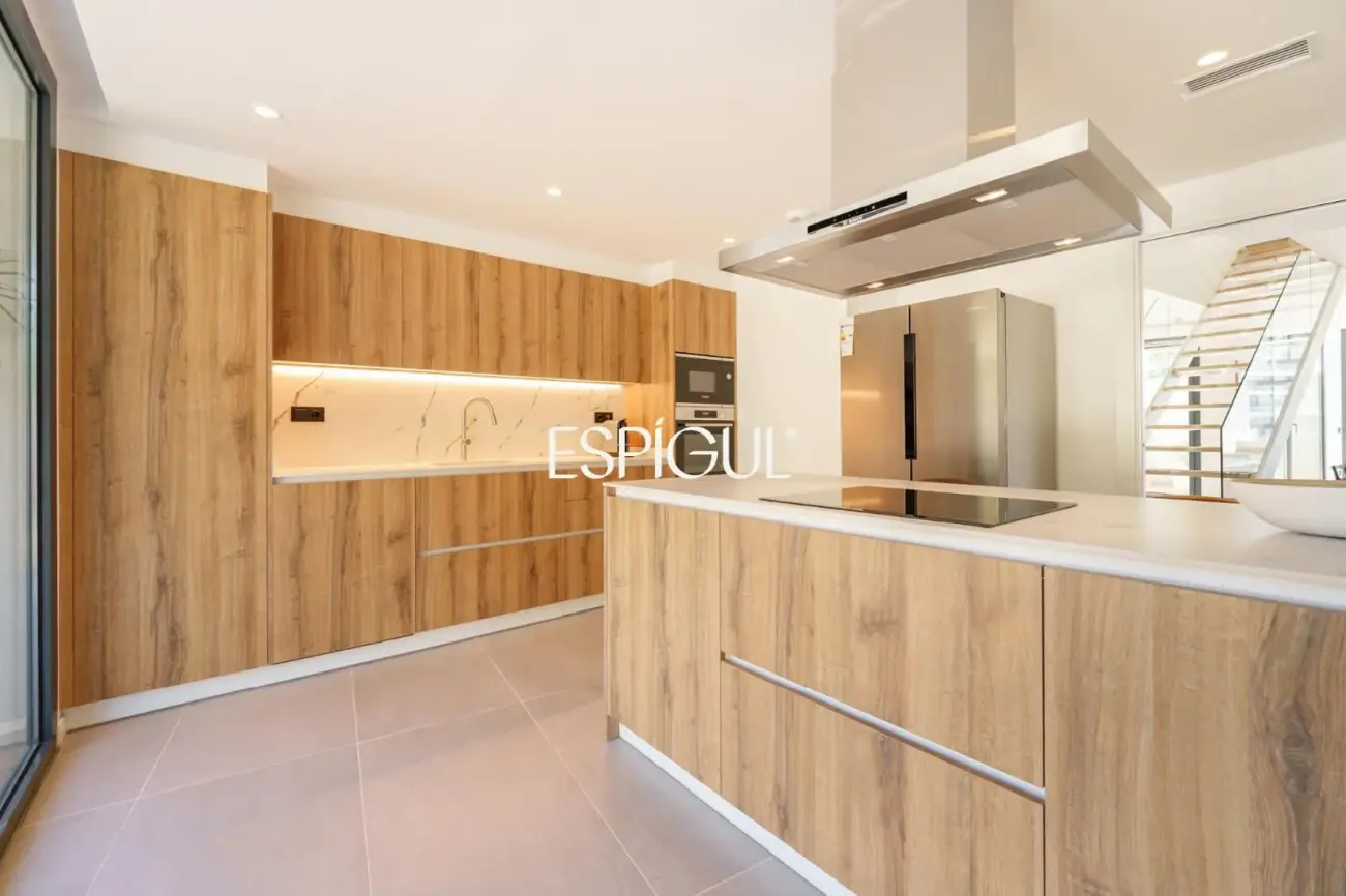 Casa de obra nueva en venta semipareada con jardín, piscina y vistas, en Bellaterra