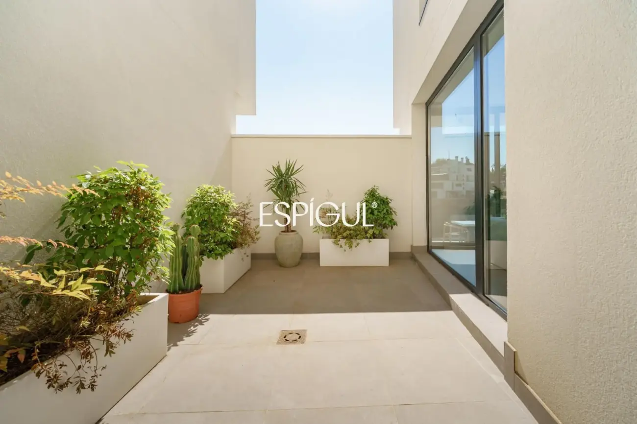 Casa de obra nueva en venta semipareada con jardín, piscina y vistas, en Bellaterra