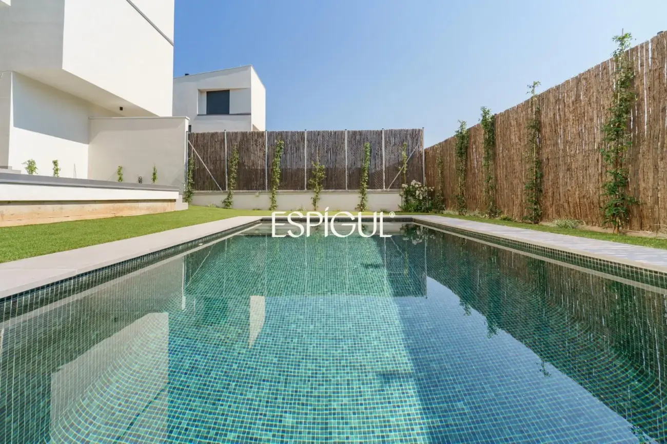 Casa de obra nueva en venta semipareada con jardín, piscina y vistas, en Bellaterra