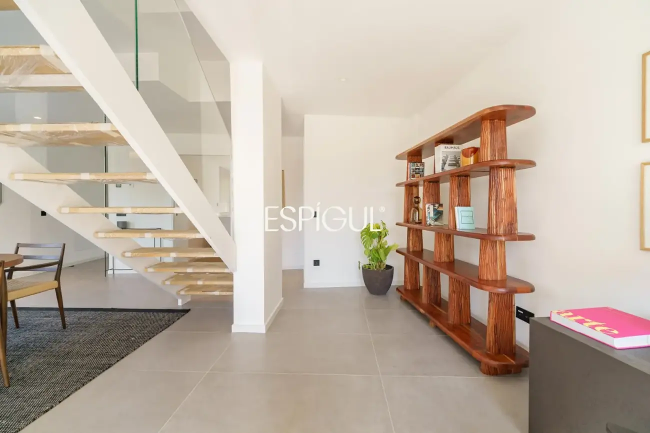Casa de obra nueva en venta semipareada con jardín, piscina y vistas, en Bellaterra