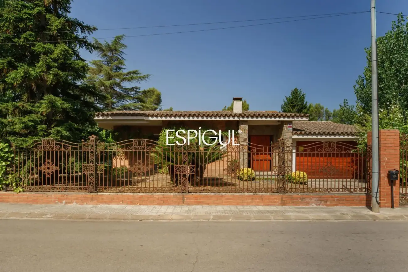CASA EN VENTA EN BELLATERRA
