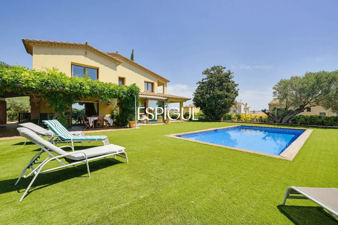 Exclusiva casa con piscina en Mont-ras