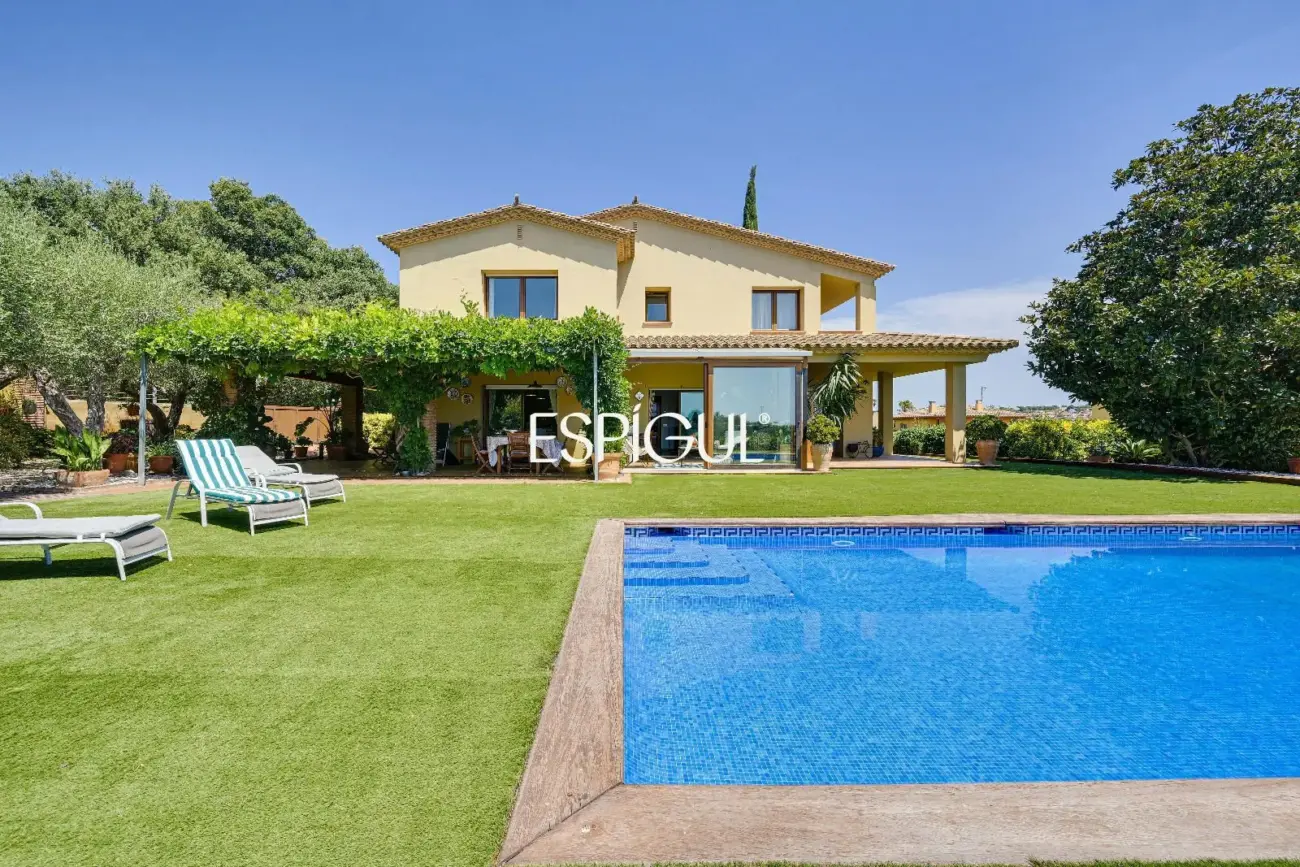 Exclusiva casa con piscina en Mont-ras