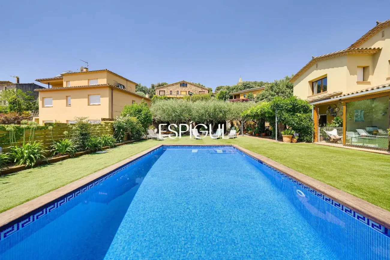 Exclusiva casa con piscina en Mont-ras