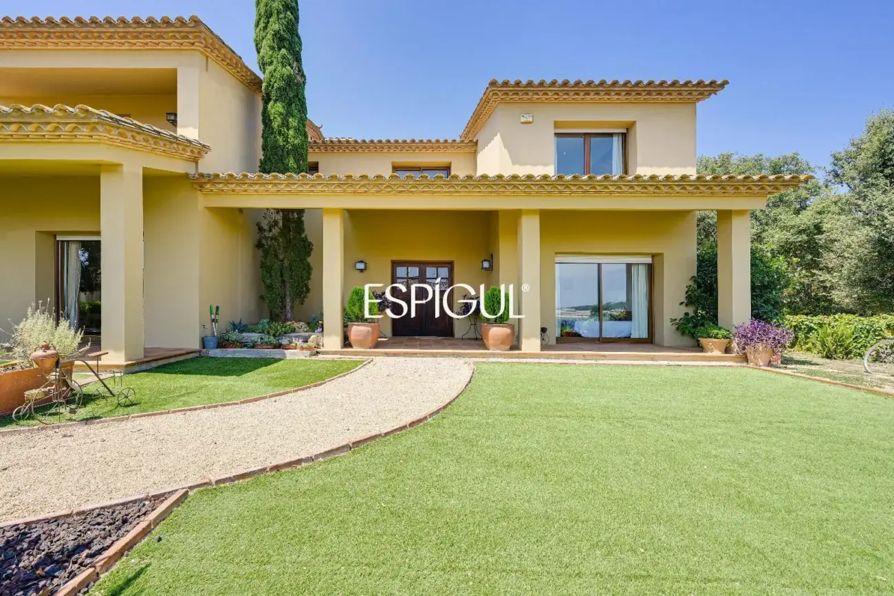Exclusiva casa con piscina en Mont-ras