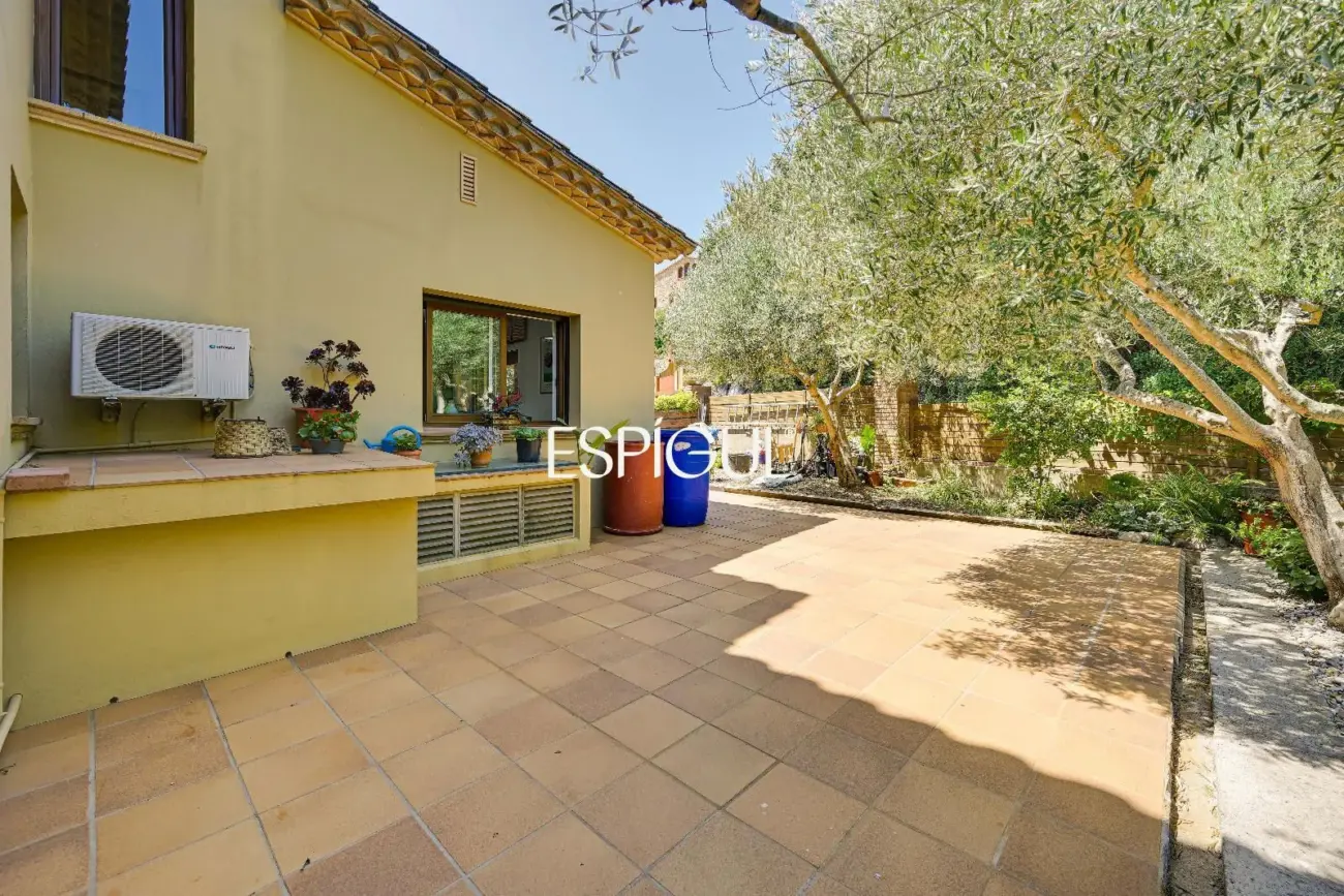 Exclusiva casa con piscina en Mont-ras