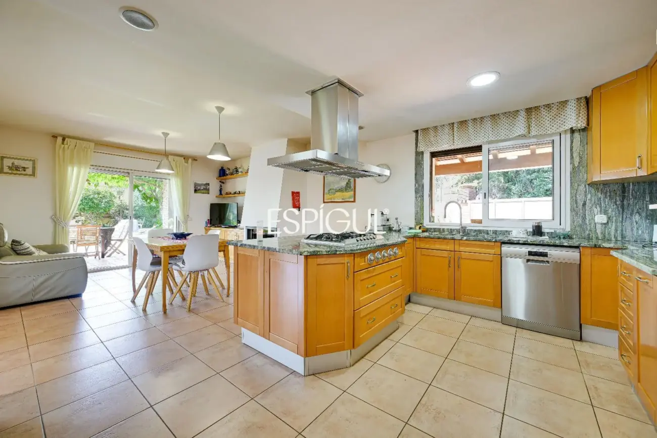 Exclusiva casa con piscina en Mont-ras