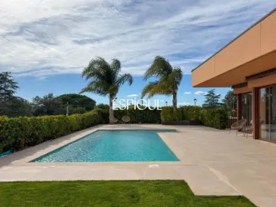 Exclusiva residencia contemporánea con vistas al mar en Sant Vicenç de Montalt