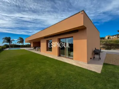 Exclusiva residencia contemporánea con vistas al mar en Sant Vicenç de Montalt