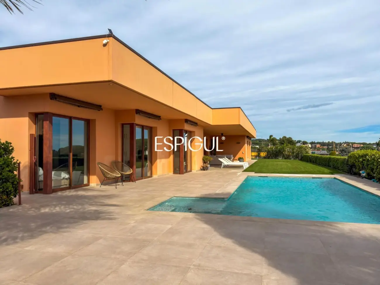 Exclusiva residencia contemporánea con vistas al mar en Sant Vicenç de Montalt