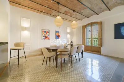 Exclusiva vivienda rehabilitada de 228 m² en finca regia con elementos originales