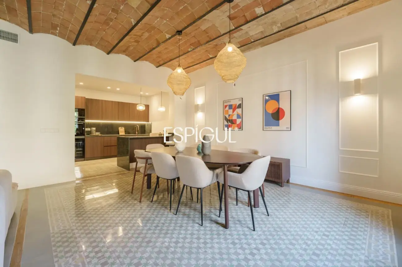 Exclusiva vivienda rehabilitada de 228 m² en finca regia con elementos originales