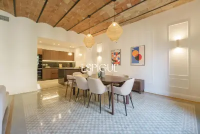 Exclusiva vivienda rehabilitada de 228 m² en finca regia con elementos originales