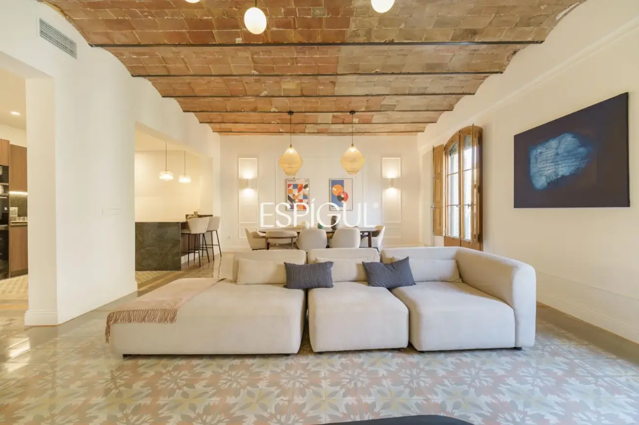 Exclusiva vivienda rehabilitada de 228 m² en finca regia con elementos originales