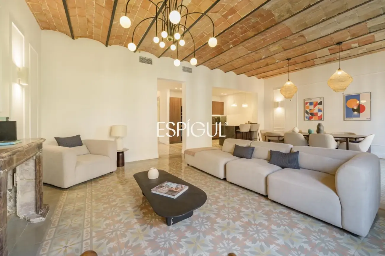 Exclusiva vivienda rehabilitada de 228 m² en finca regia con elementos originales