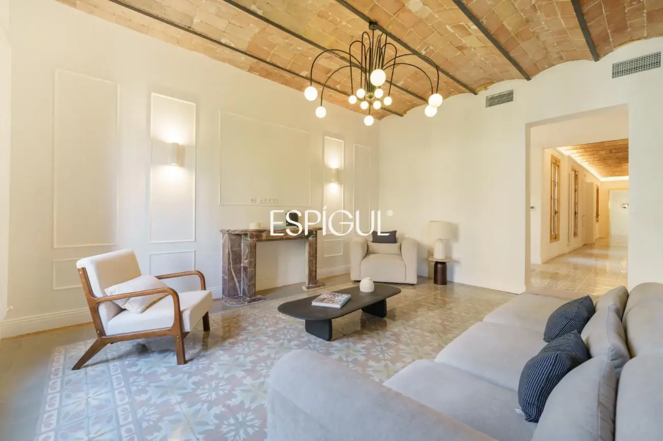 Exclusiva vivienda rehabilitada de 228 m² en finca regia con elementos originales