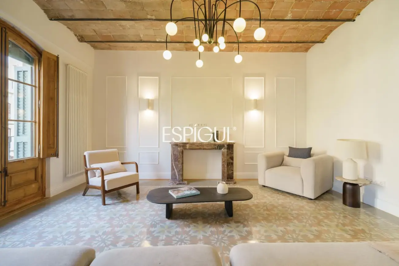 Exclusiva vivienda rehabilitada de 228 m² en finca regia con elementos originales