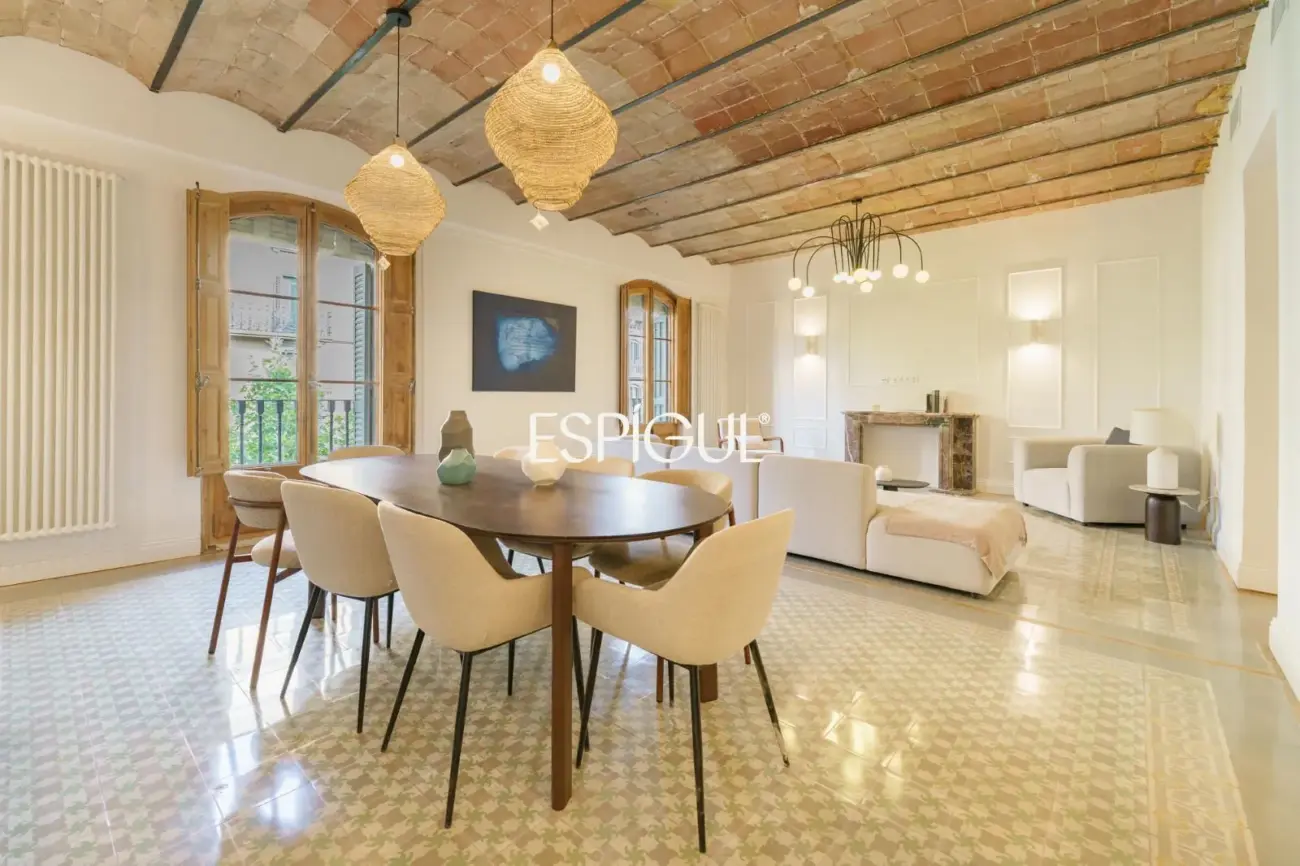 Exclusiva vivienda rehabilitada de 228 m² en finca regia con elementos originales