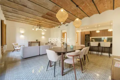 Exclusiva vivienda rehabilitada de 228 m² en finca regia con elementos originales