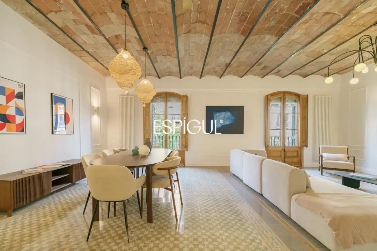 Exclusiva vivienda rehabilitada de 228 m² en finca regia con elementos originales