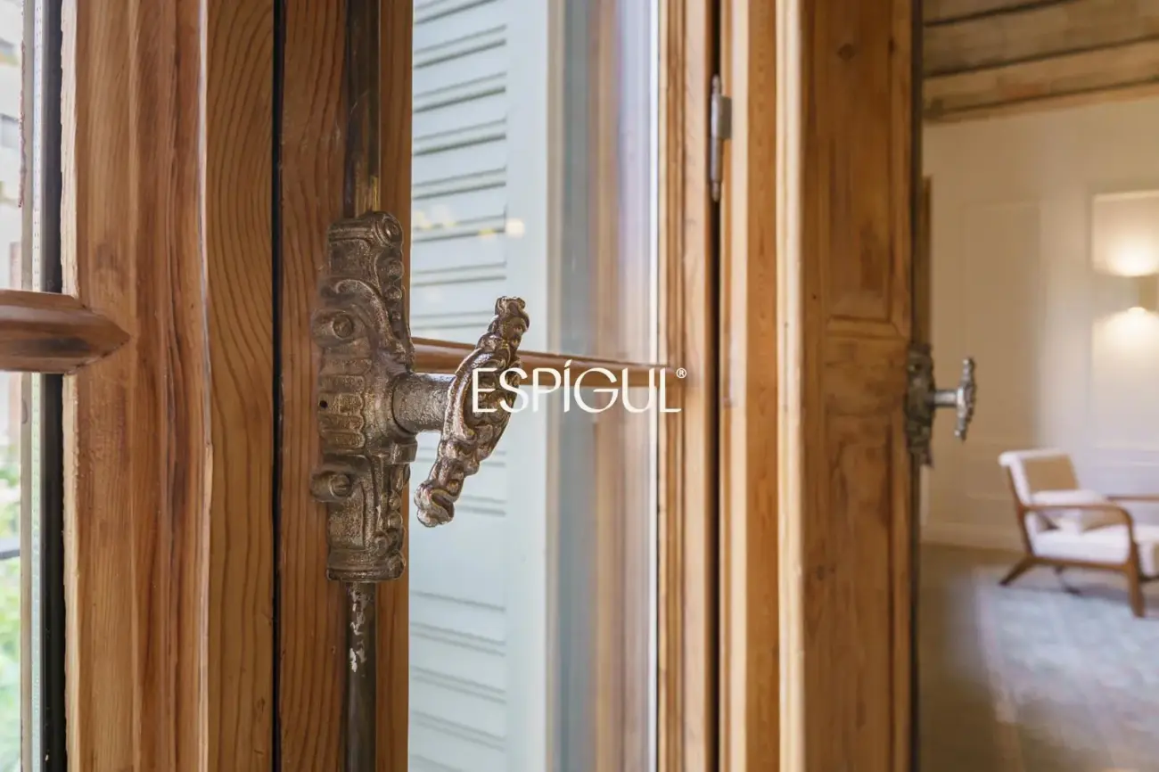 Exclusiva vivienda rehabilitada de 228 m² en finca regia con elementos originales