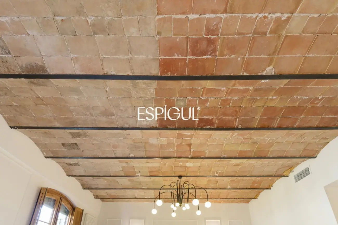 Exclusiva vivienda rehabilitada de 228 m² en finca regia con elementos originales