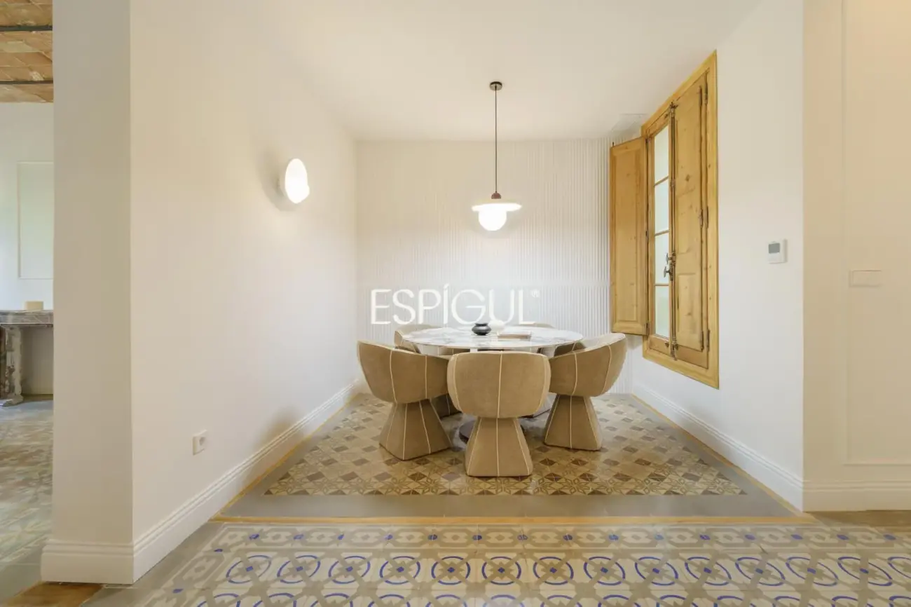 Exclusiva vivienda rehabilitada de 228 m² en finca regia con elementos originales