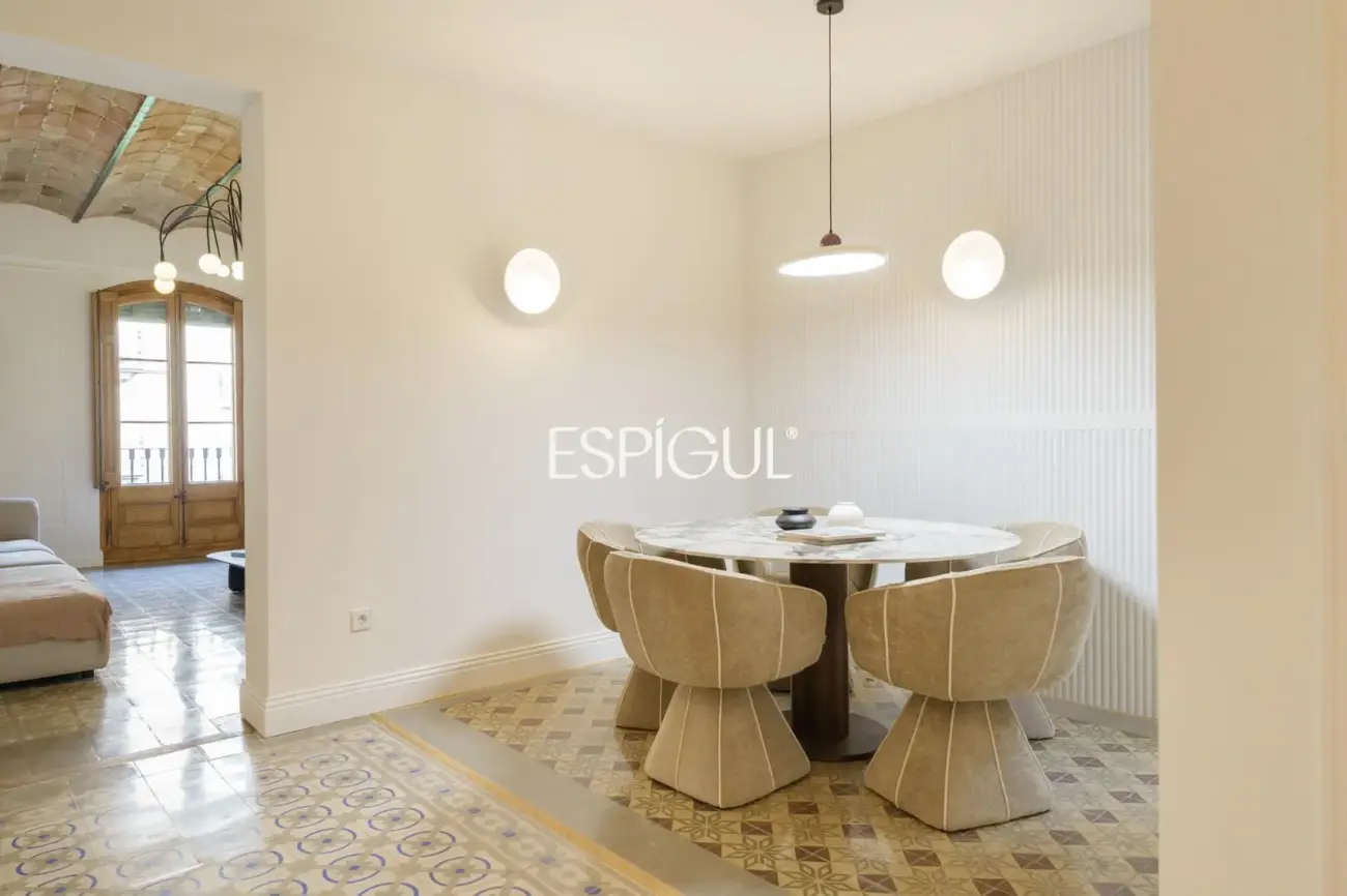 Exclusiva vivienda rehabilitada de 228 m² en finca regia con elementos originales