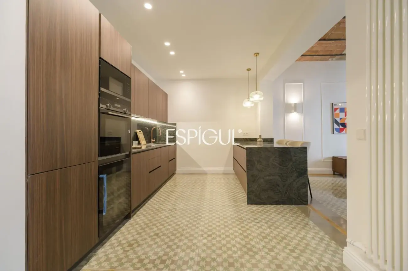 Exclusiva vivienda rehabilitada de 228 m² en finca regia con elementos originales
