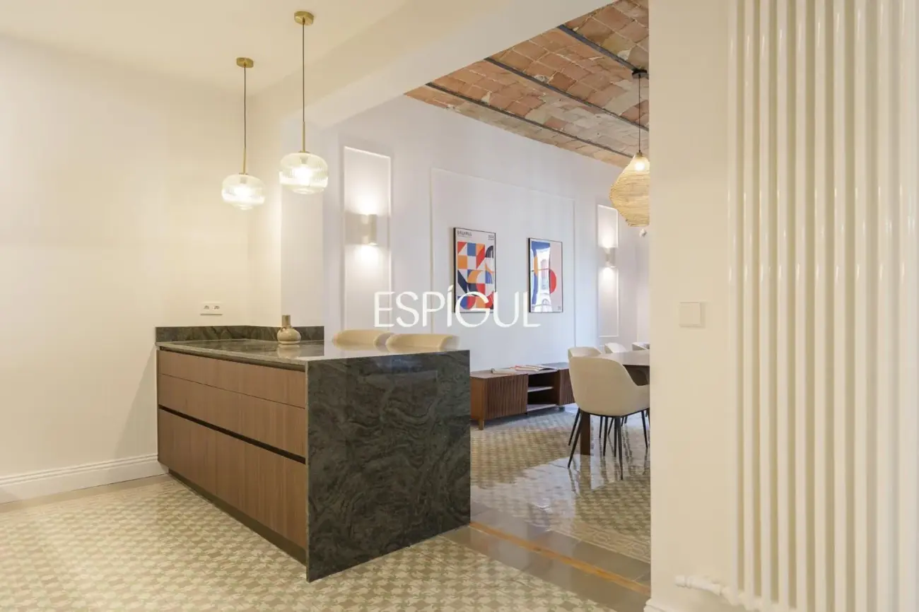 Exclusiva vivienda rehabilitada de 228 m² en finca regia con elementos originales