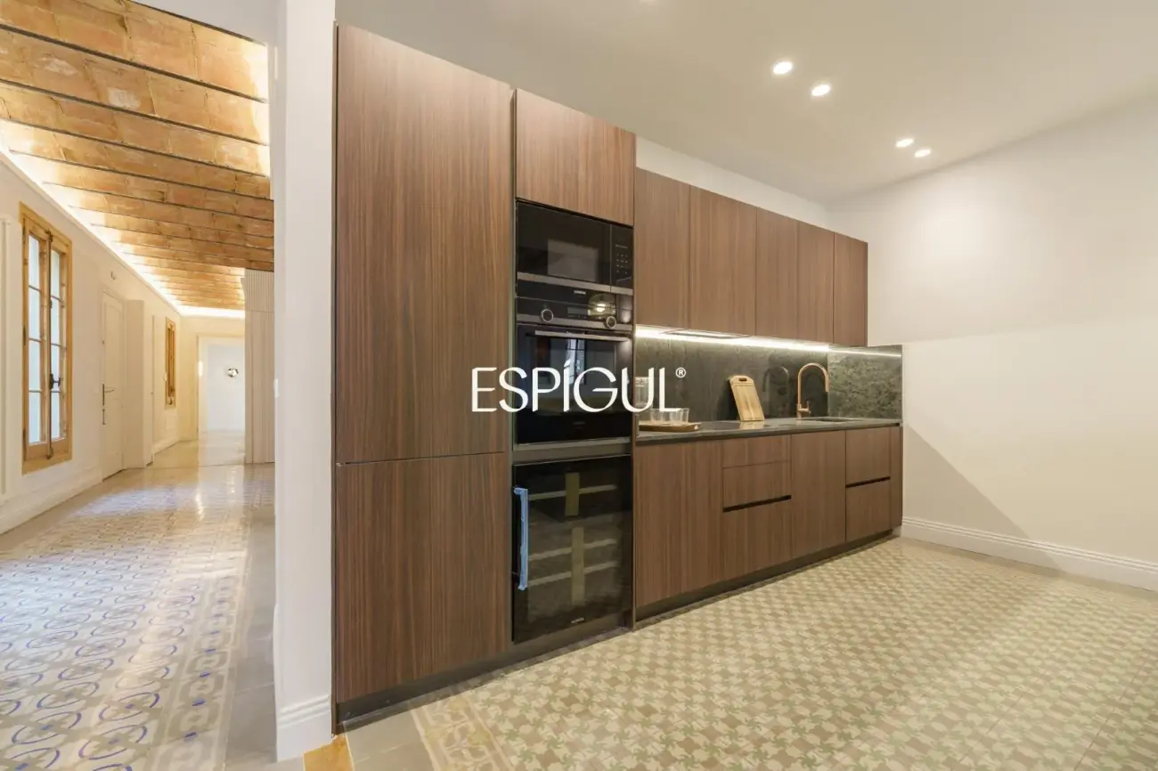 Exclusiva vivienda rehabilitada de 228 m² en finca regia con elementos originales