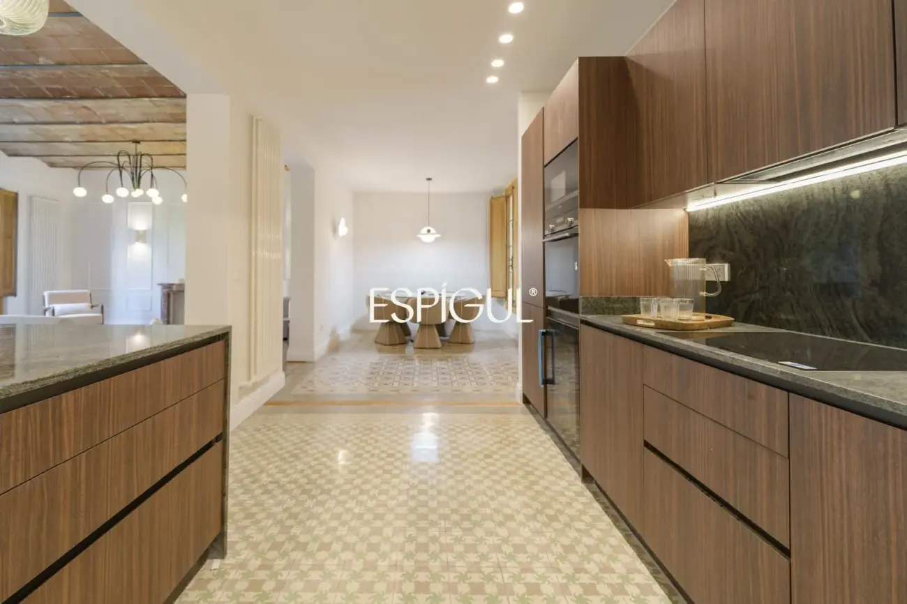 Exclusiva vivienda rehabilitada de 228 m² en finca regia con elementos originales
