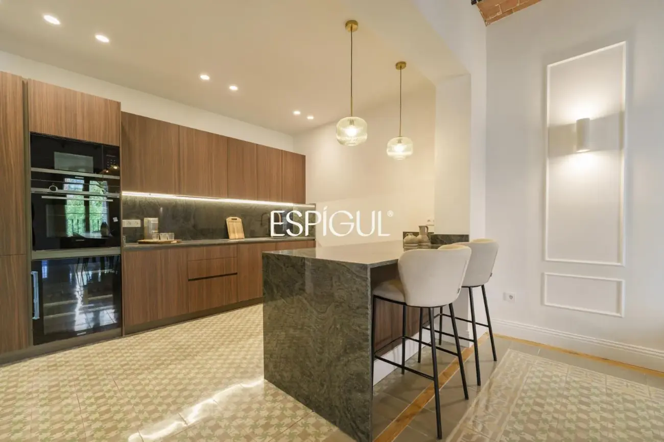 Exclusiva vivienda rehabilitada de 228 m² en finca regia con elementos originales