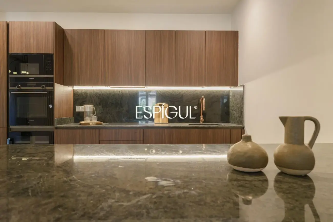 Exclusiva vivienda rehabilitada de 228 m² en finca regia con elementos originales