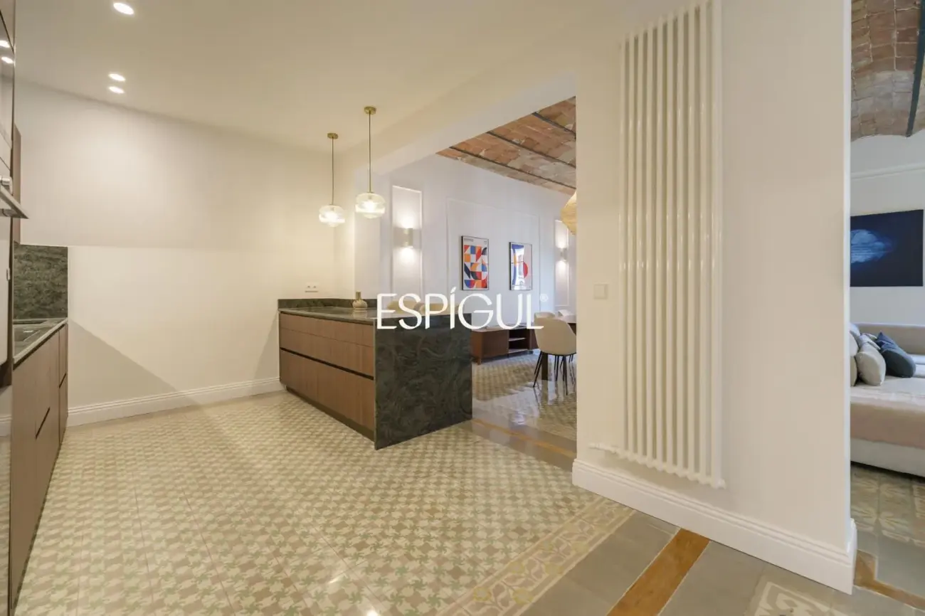 Exclusiva vivienda rehabilitada de 228 m² en finca regia con elementos originales
