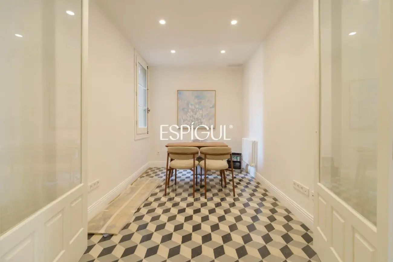 Exclusiva vivienda rehabilitada de 228 m² en finca regia con elementos originales