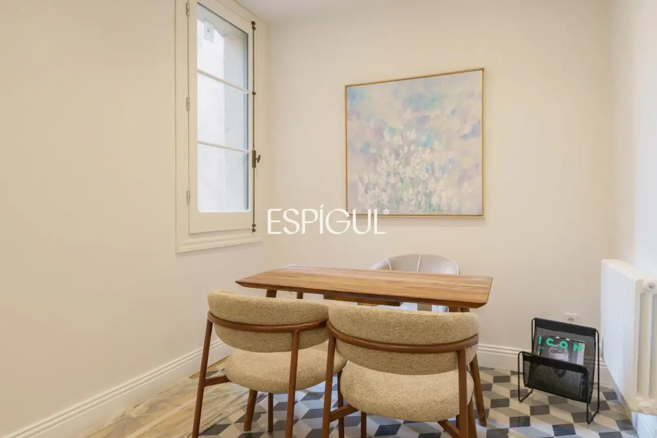 Exclusiva vivienda rehabilitada de 228 m² en finca regia con elementos originales