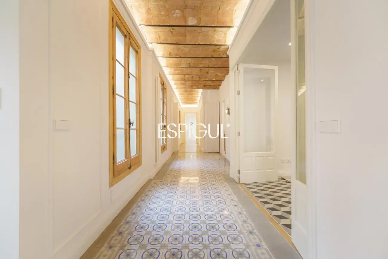 Exclusiva vivienda rehabilitada de 228 m² en finca regia con elementos originales