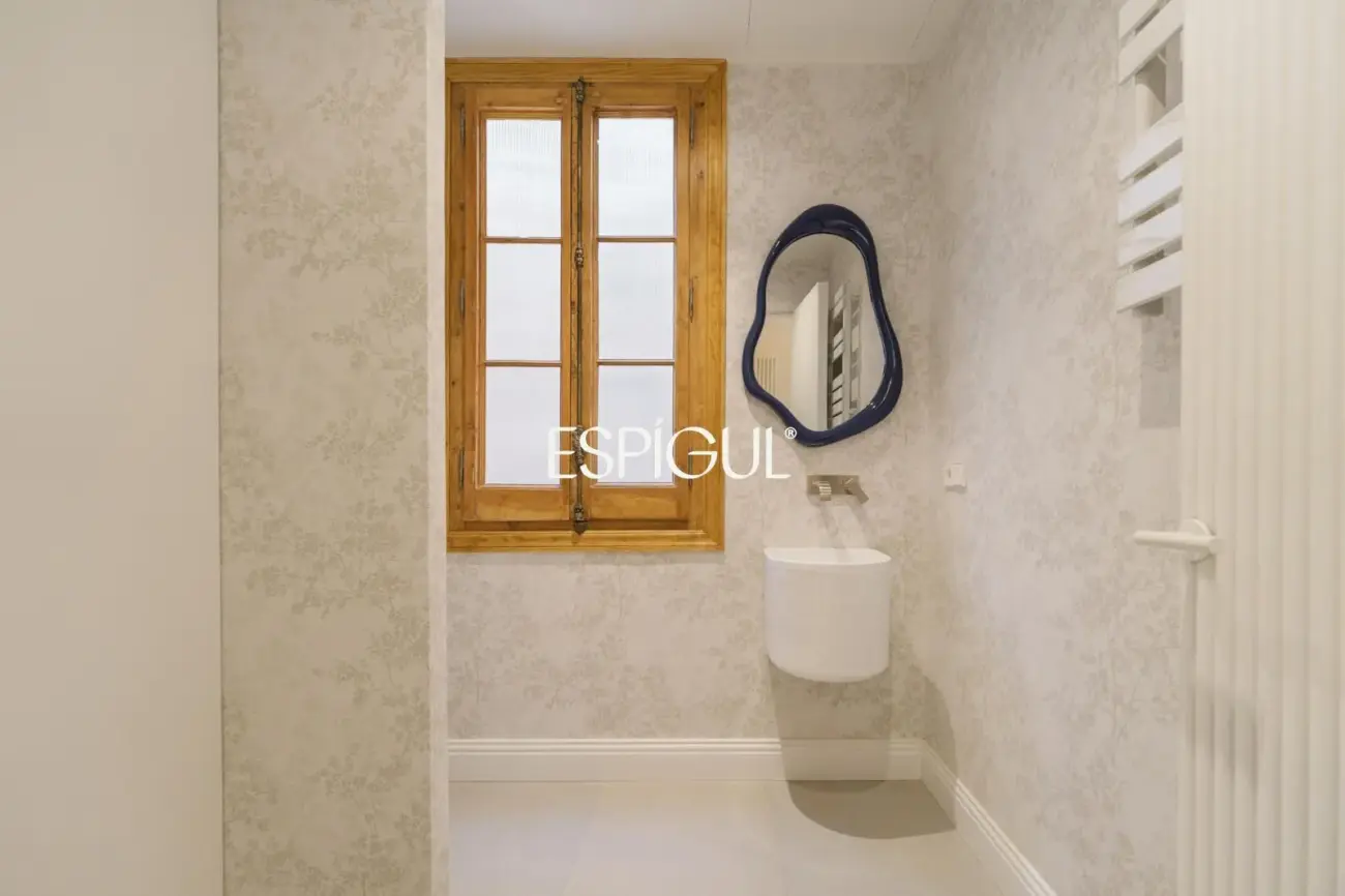 Exclusiva vivienda rehabilitada de 228 m² en finca regia con elementos originales